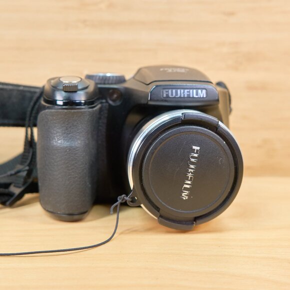 Fujifilm Finepix S700 7.1MP Digital Camera with 10x Optical Zoom - Picture 2 of 8